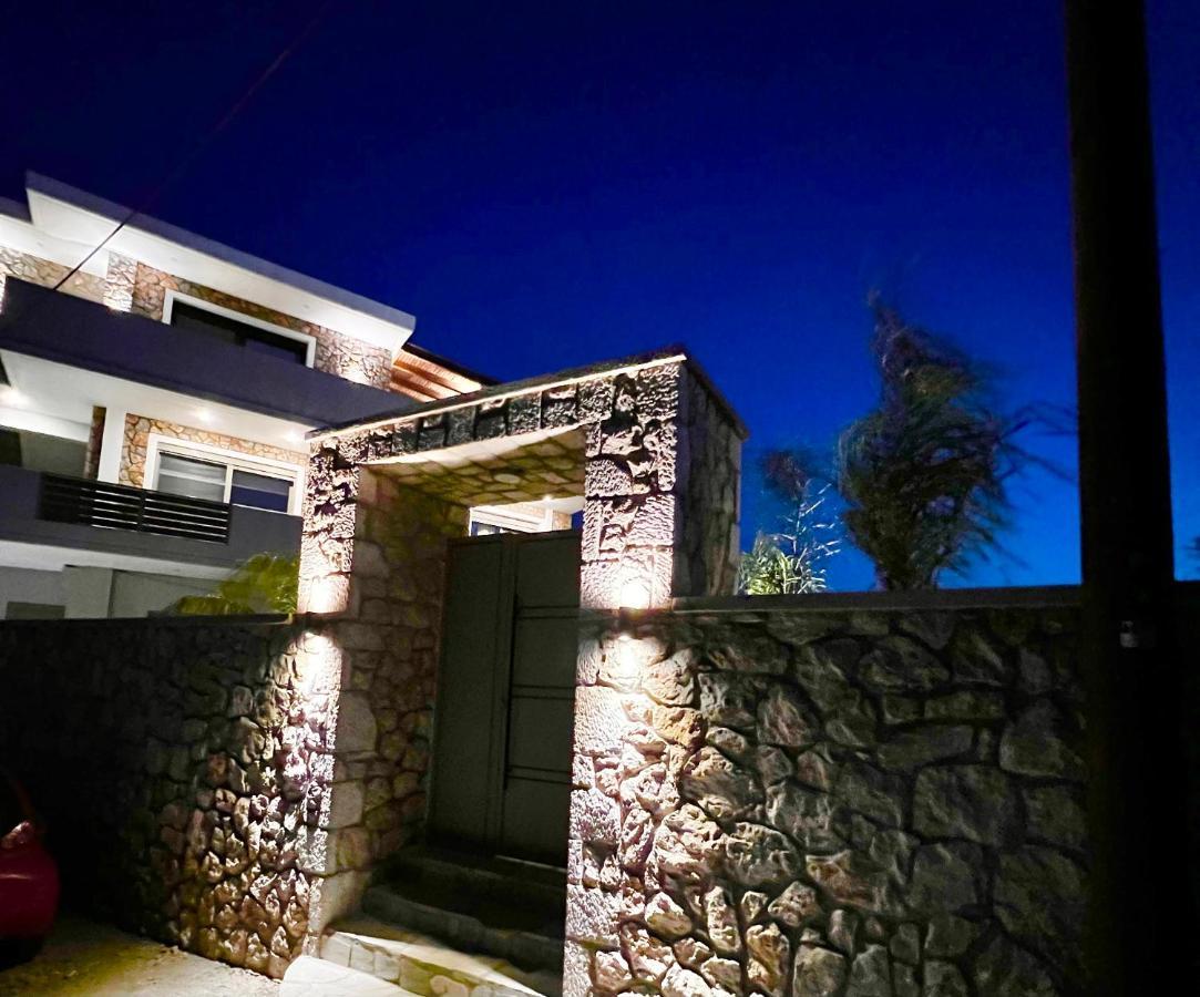 Odyssea View & Hot Jacuzzi Front