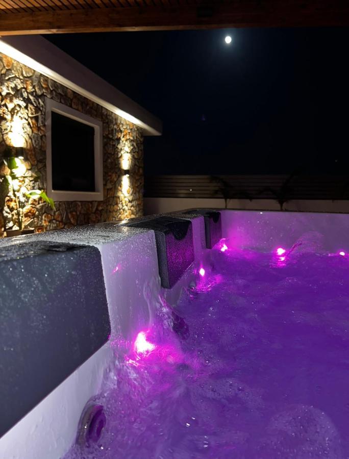 Odyssea View & Hot Jacuzzi Front Kremastí
