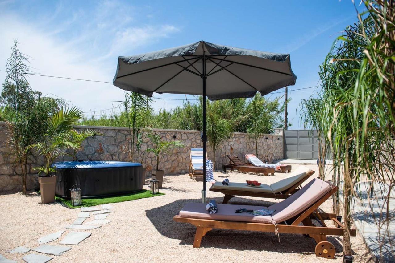 Odyssea Top View & Hot Jacuzzi Front Beach Apartment *